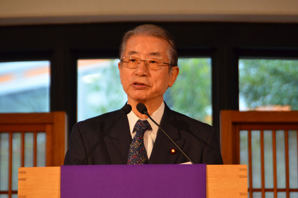 祝辞を述べる土肥隆一氏＝３月２３日、東京都新宿区のウェスレアン・ホーリネス教団淀橋教会で