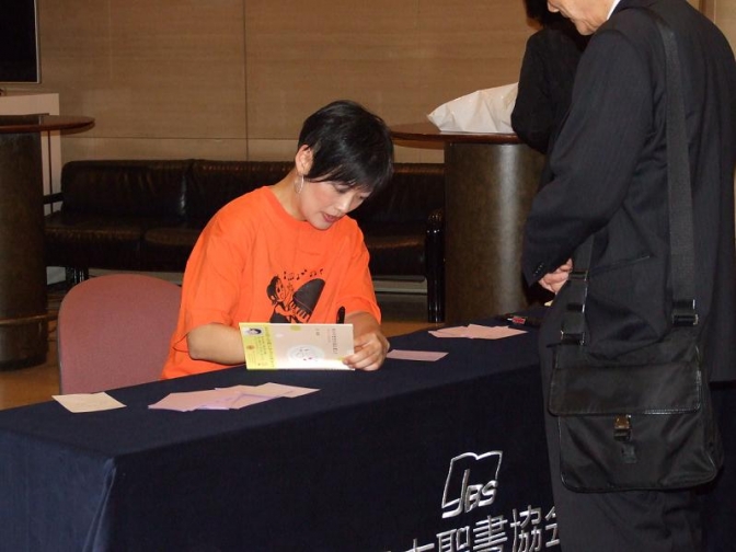 著書のサイン会を行う沢知恵氏。２０１２年４月１２日、有楽町朝日ホールで。