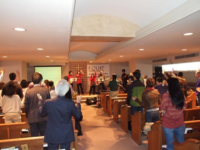 公開セミナーで行われた賛美の様子。２０１２年４月２１日、聖書キリスト教会（東京都練馬区）で。