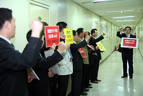 韓教連オフィス開所式にあわせて行われた抗議デモで韓教連の不法選挙を非難する牧師ら