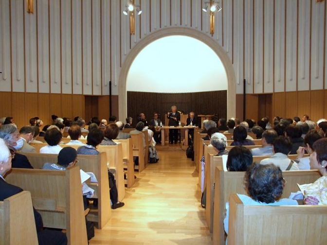 講演の様子。２０１２年５月４日、信濃町教会（東京都新宿区）で。