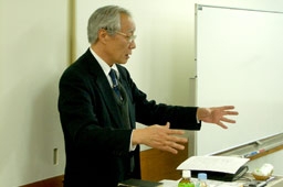 講演する岩島忠彦師＝２５日、日本基督教団銀座教会・東京福音会センターで