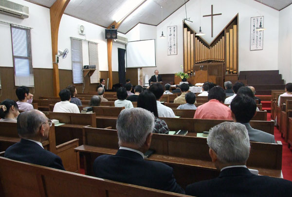 ２日目午後の集会に集まった参加者たち＝２７日、東京都杉並区のイエス・キリスト教団荻窪栄光教会で