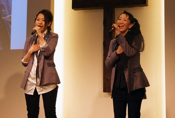 パワフルな歌声で賛美するＹＵＫＡ（写真左）とＹＵＣＯ（同右）＝２７日、東京都足立区の神の家族主イエス・キリスト教会で