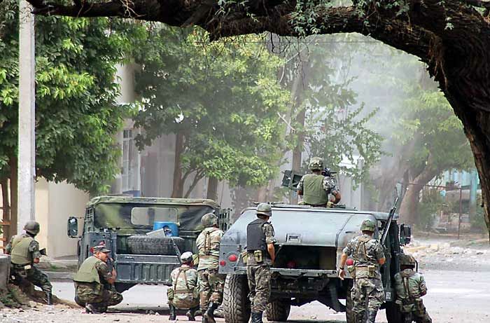 ミチョアカン州アパチンガンで警備をするメキシコ軍の様子