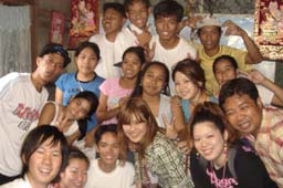 今年２月下旬から３月にかけてフィリピンのマニラ市トンド地区に訪れた沖縄キリスト学院大学内NGO「ONE LOVE」のメンバーと、現地で若者の自立と健全な仲間づくりを目指しているYOGA（Youth Organization Group in Action）のメンバー＝沖縄キリスト教学院大学提供