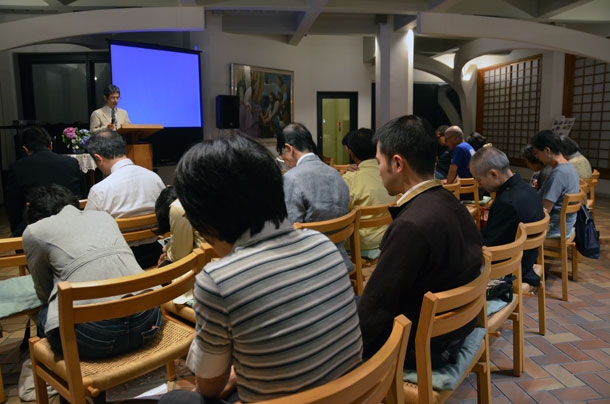 教派を超えて震災復興を祈る教職信徒ら＝１１日、東京都新宿区で
