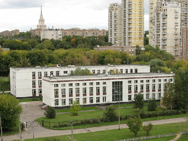 ロシア首都モスクワにある中学校。背後にモスクワ大学の塔が見える。