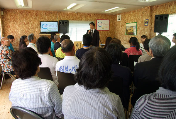 中は満席で外にも人があふれた＝８日、宮城県南三陸町で