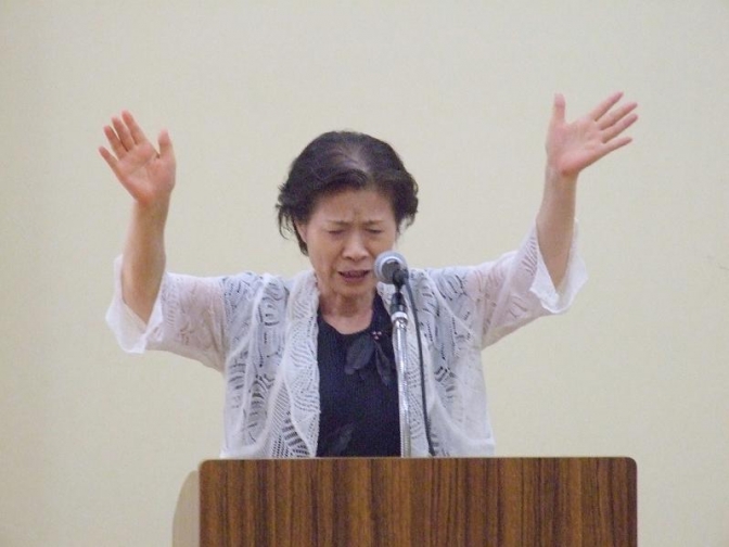 祝祷を捧げる中里幹子牧師、２０１２年６月２１日、北とぴあカナリアホール（東京都北区で）。