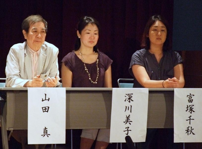 山田真氏、福島避難母子の会の方々。２０１２年７月１日、日比谷コンベンションホールで。