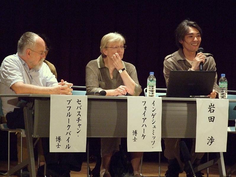 博士らと岩田渉氏。２０１２年７月１日、日比谷コンベンションホールで。