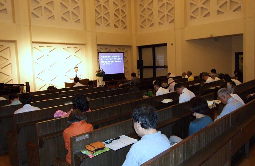 超教派一致祈祷会の様子。２０１２年７月１１日、淀橋教会（東京都新宿区）で。