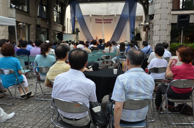 教会前の野外広場に集まった参加者たち＝２９日、東京都新宿区の淀橋教会で