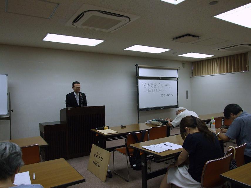 東京告白教会牧師篠塚予奈氏の祈りに合わせる参加者らの様子。２０１２年８月９日、東京都世田谷区で。