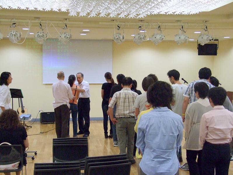 癒しの祈りを参加者一人一人に授ける岡田昌弘牧師。２０１２年８月１６日、北とぴあカナリアホール（東京都北区）で。