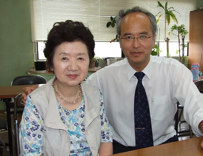 石山みち子さんと篠原隆牧師（右）、２０１２年９月２日、炎リバイバル教会で。