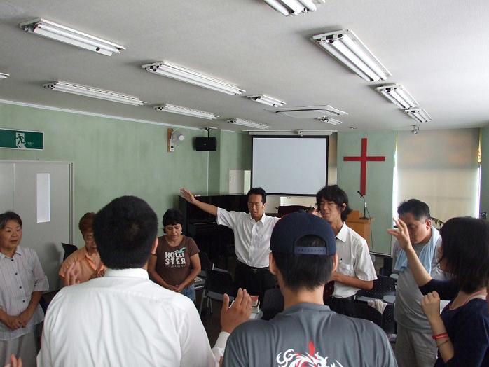 単立炎リバイバル教会で礼拝後に行われている祈祷会の様子（２０１２年９月２日）。