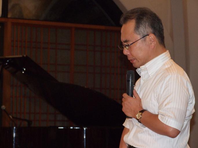 祈祷を捧げる高木康俊氏。２０１２年９月１１日、淀橋教会（東京都新宿区）で。