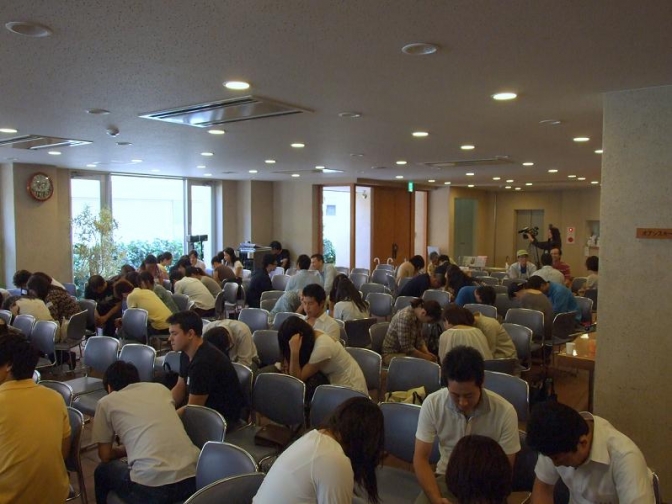 関東キックオフ大会で互いに祈り合う時間がもたれた。２０１２年９月７日、東京都目黒区で。