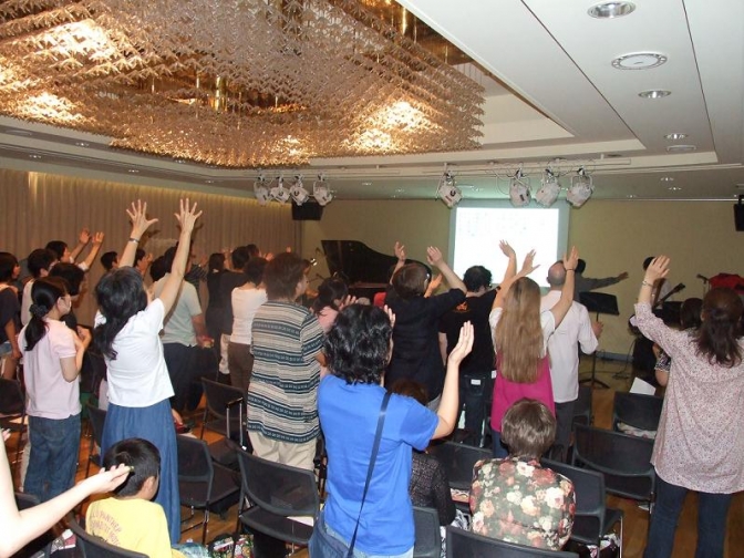 第８回実践いやし決起集会の賛美の様子。２０１２年９月１８日、東京都北区で。