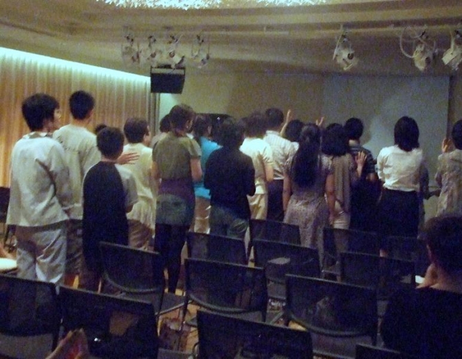 一人一人に吉田長老がいやしの祈りを与えている。２０１２年９月１８日、東京都北区で。