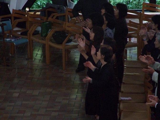 断食の祈りをして聖会に参加した沖縄インマヌエルクリスチャンチャーチ中里幹子牧師、信徒ら。２０１２年１０月５日、淀橋教会（東京都新宿区）で。